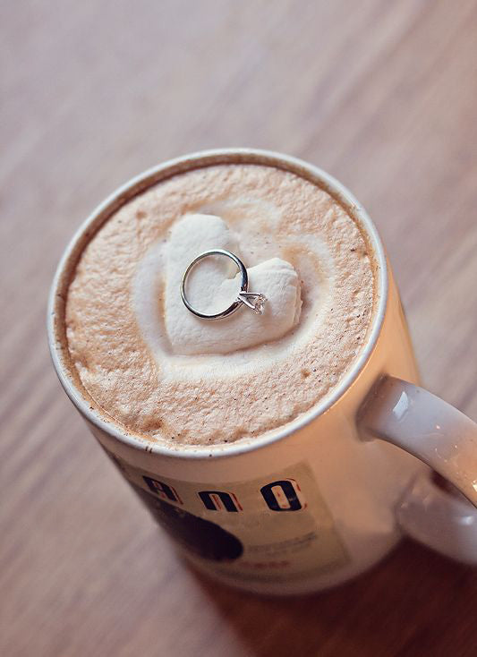 entrega de anillo de compromiso sobre un bombón en una taza de cafe chocolate consejos monterrey carranzaycarranza.com joyas finas