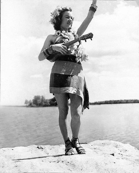 An entertainer on the Original Floating Theater in Washington, 1939. Castle Island can be seen in the background. Courtesy STATE ARCHIVES OF NORTH CAROLINA