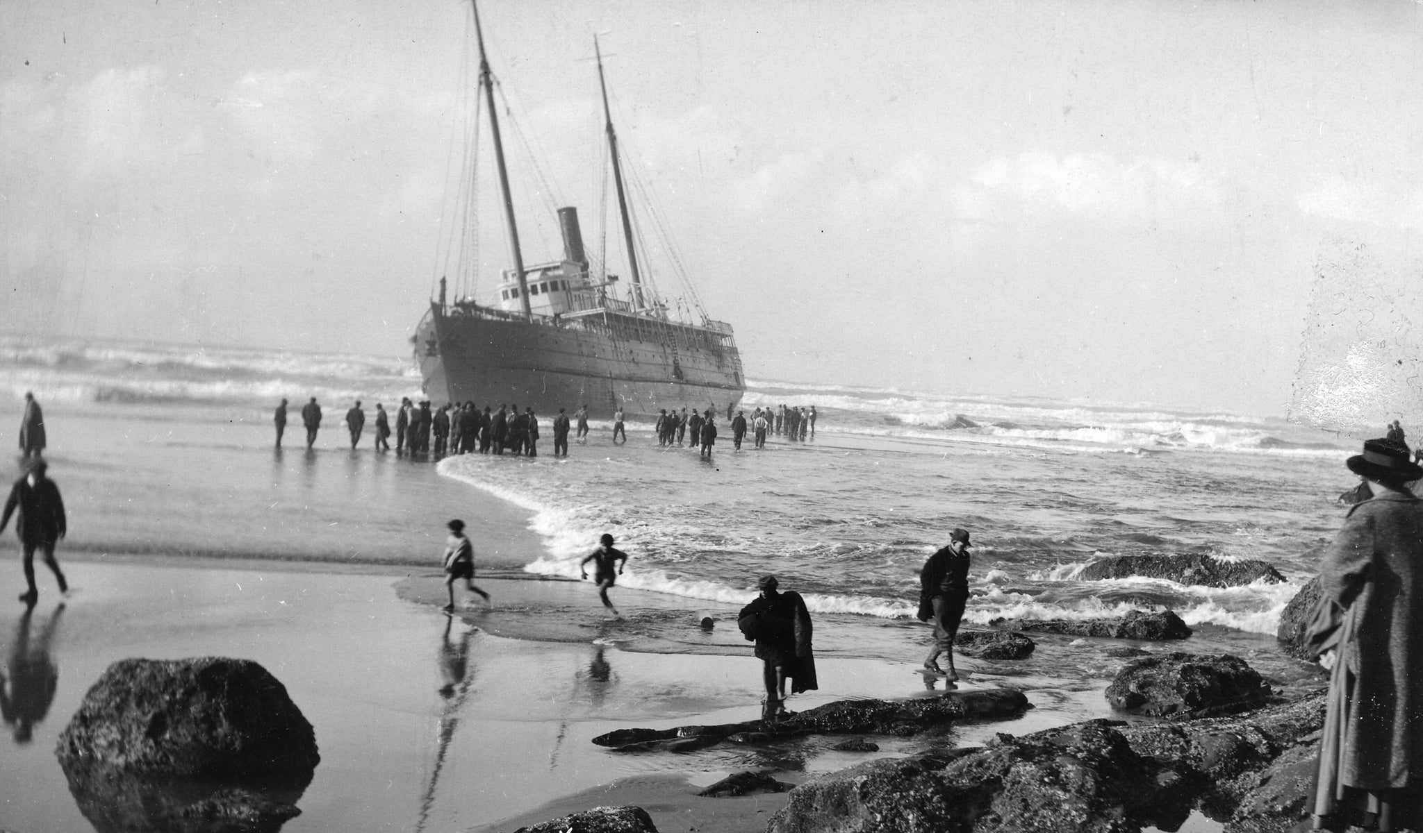 Onlookers viewing the wreck of the Santa Clara near Marshfield (Coos Bay), November 5, 1915. -- Courtesy of Coos History Museum & Maritime Collection (982-190.61)