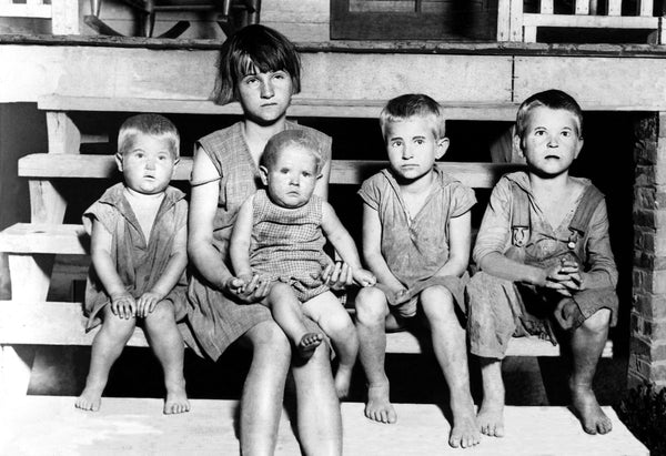 The children of Ella May Wiggins, September 1929. From left: Albert, Myrtle, baby Charlotte, Millie, Clyde. -- Millican Pictorial History Museum