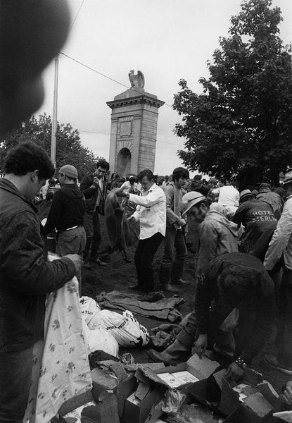 Volunteers sandbagging at the Market Street Bridge in Wilkes-Barre. LUZERNE COUNTY HISTORICAL SOCIETY