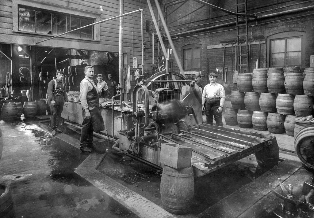 Workers at Henry Weinhard Brewery, circa 1910. -- Oregon Historical Society / #OrHi 50626