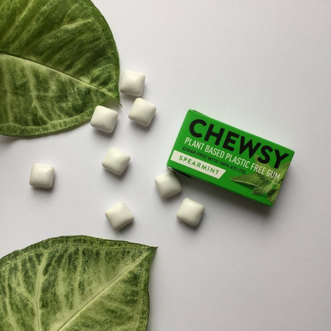 Chewsy plastic-free gum box with chewing gum pieces