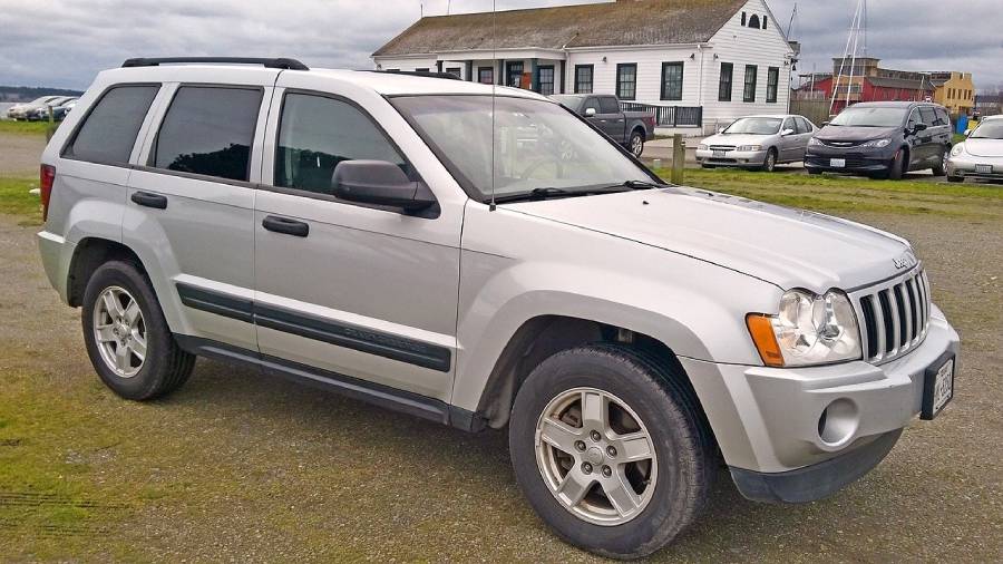 Silver Jeep Grand Cherokee