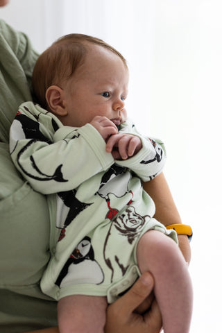 Gilet bébé macareux Fauna Kids photographié par Ausra Dooley