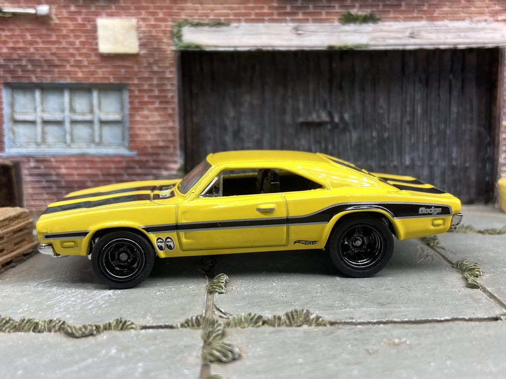Custom Hot Wheels 1969 Dodge Charger 500 In Moon Eyes Yellow and Black |  Muncle Mikes