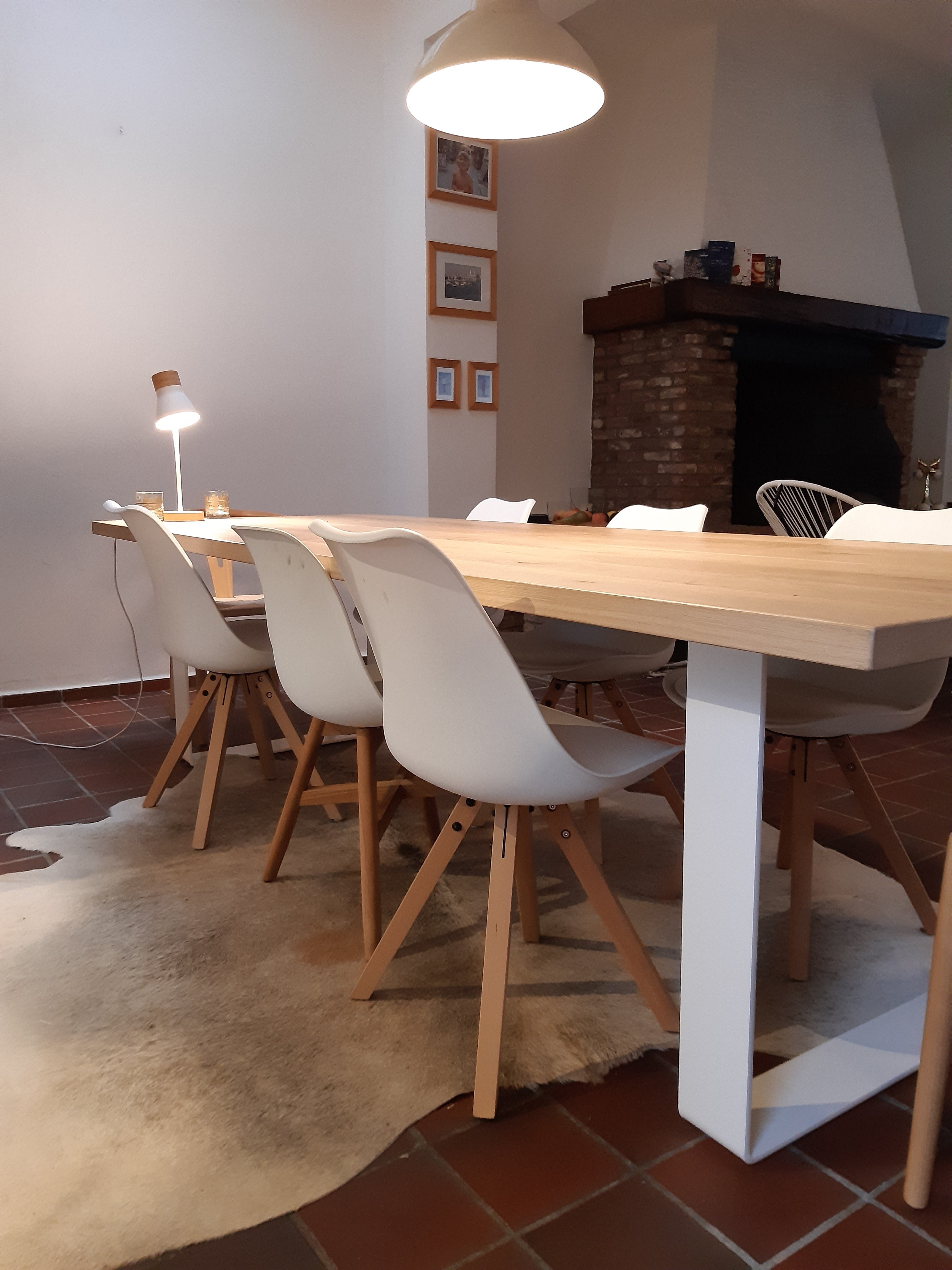 wetenschapper Specialist gemeenschap Eiken tafel met witte strippoten | philline