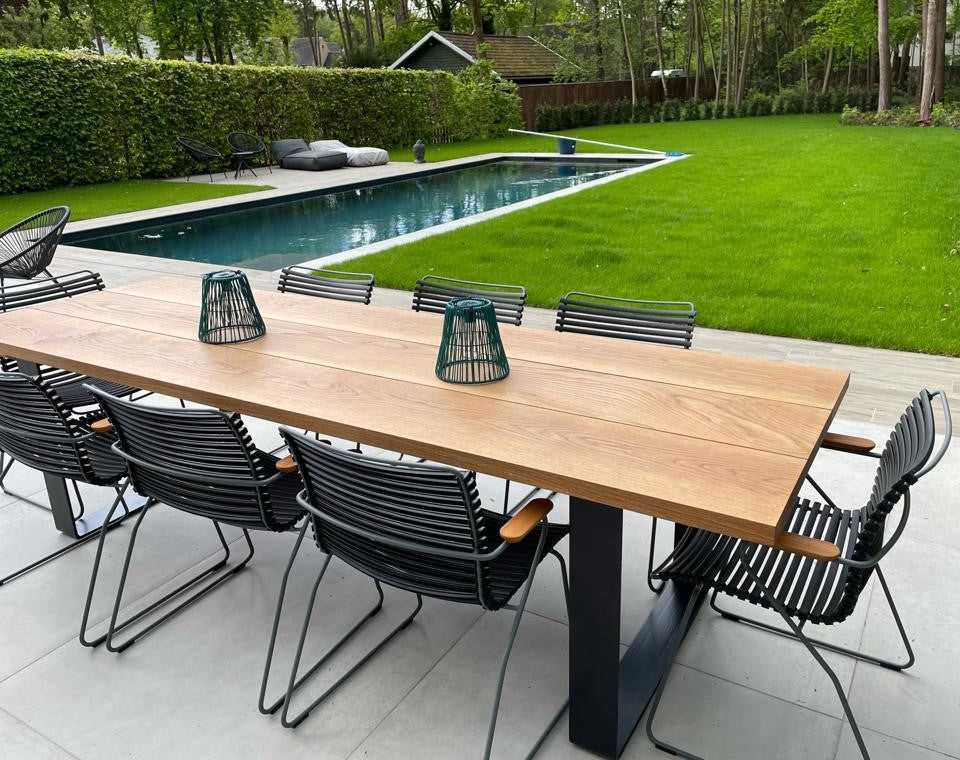 Eiken tafel met witte zwarte strippoten - outdoor use