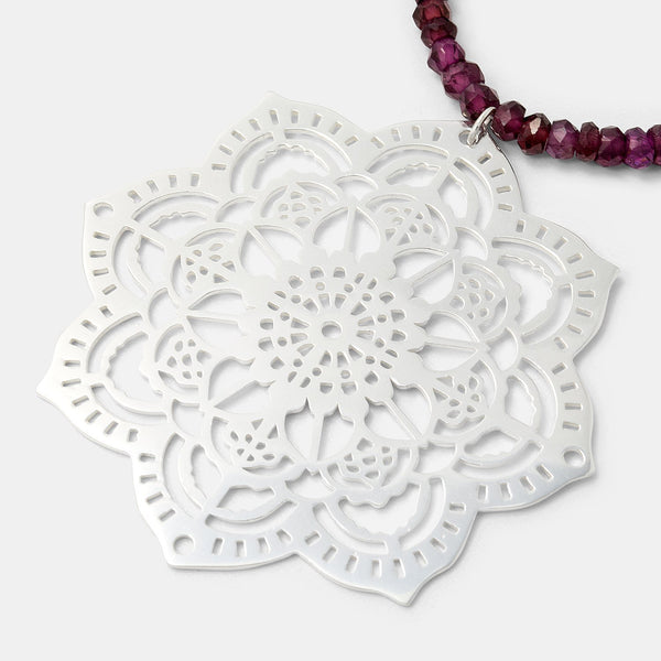 Necklaces with pendant: Mehndi Mandala in silver and gemstones