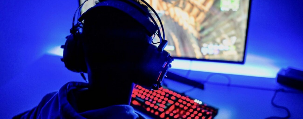 gamer jouant aux jeux vidéos