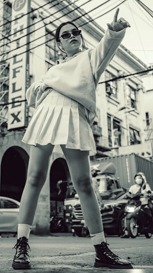 Woman wearing a pleated skirt in black and white