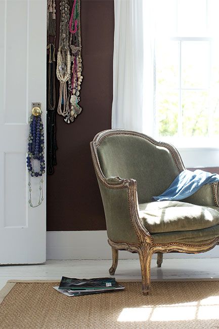 Bold & deep brown painted wall in bedroom