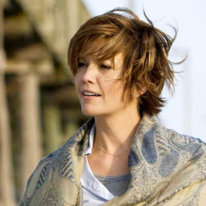 Delicate gold chain on Diane Lane in Nights in Rodanthe