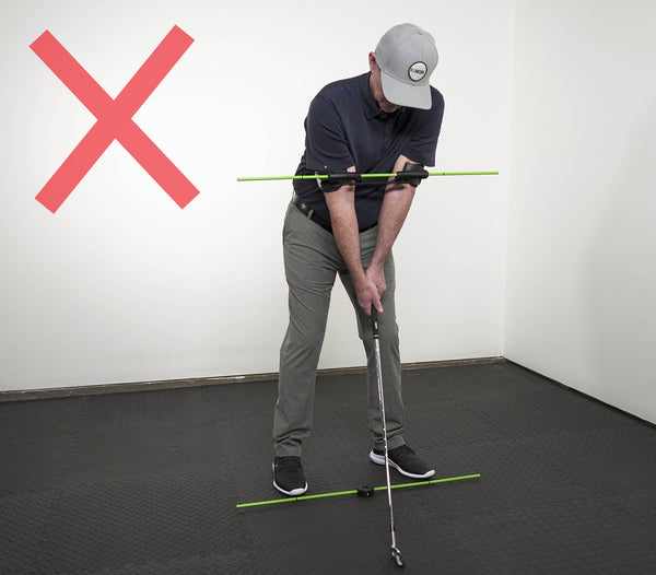 Photo of incorrect shoulder alignment. Shoulders should not be level at address.