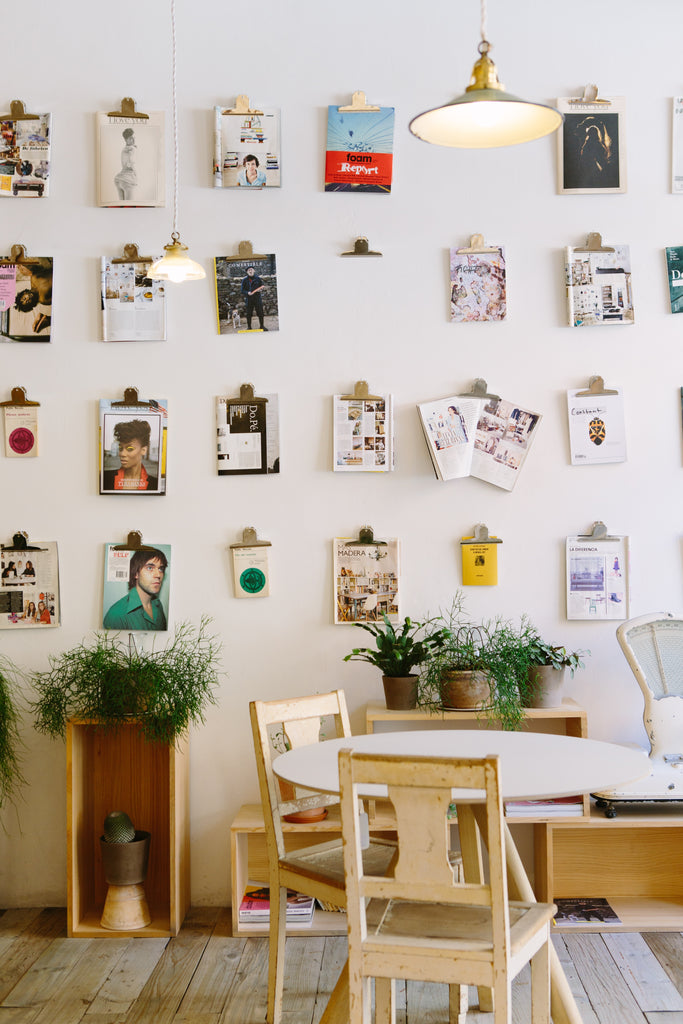 Home photo with organized magazine clipboard wall decor