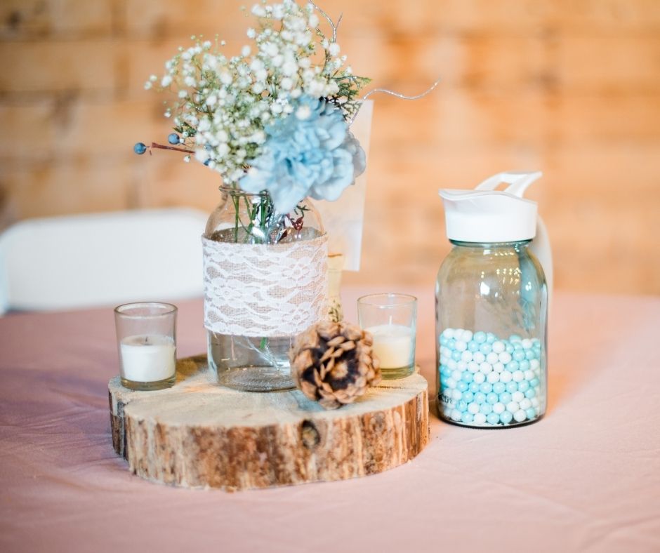 centerpiece with mason jar and flowers and mason jar with Ergo Spout® and small candies