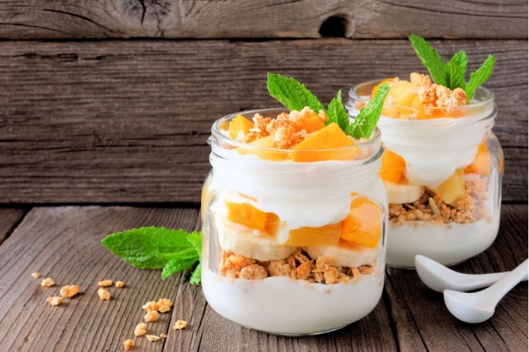 Layered peach parfait in mason jar