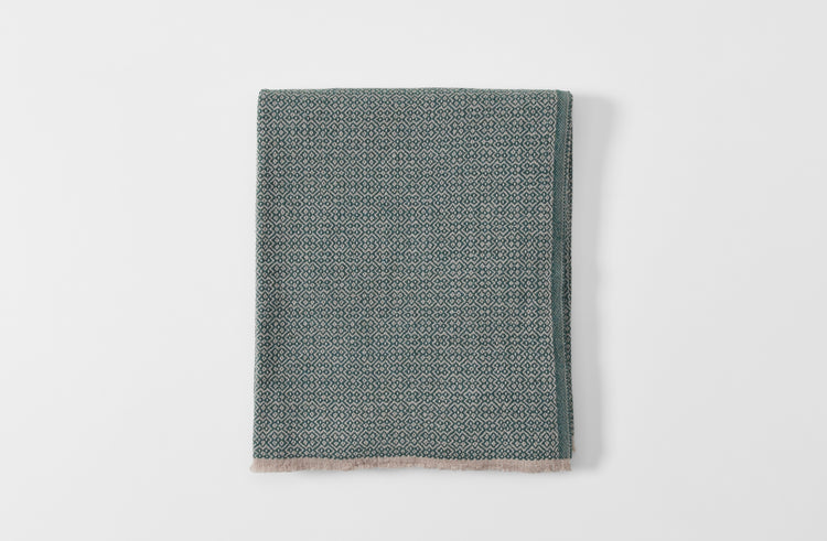 M%C3%A4ki Green Throw Blanket