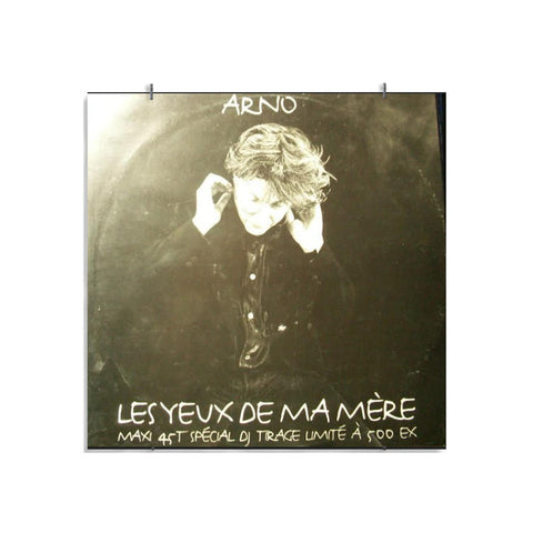 Vinyle Les Yeux de Ma Mère d'Arno, exposé au mur dans un VinylWaller, support mural quasi invisible pour vinyle qui permet de changer sa décoration murale d'un geste de la main