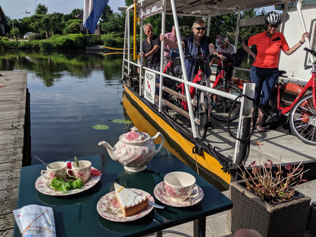 Tea and lemon cream pie on the banks