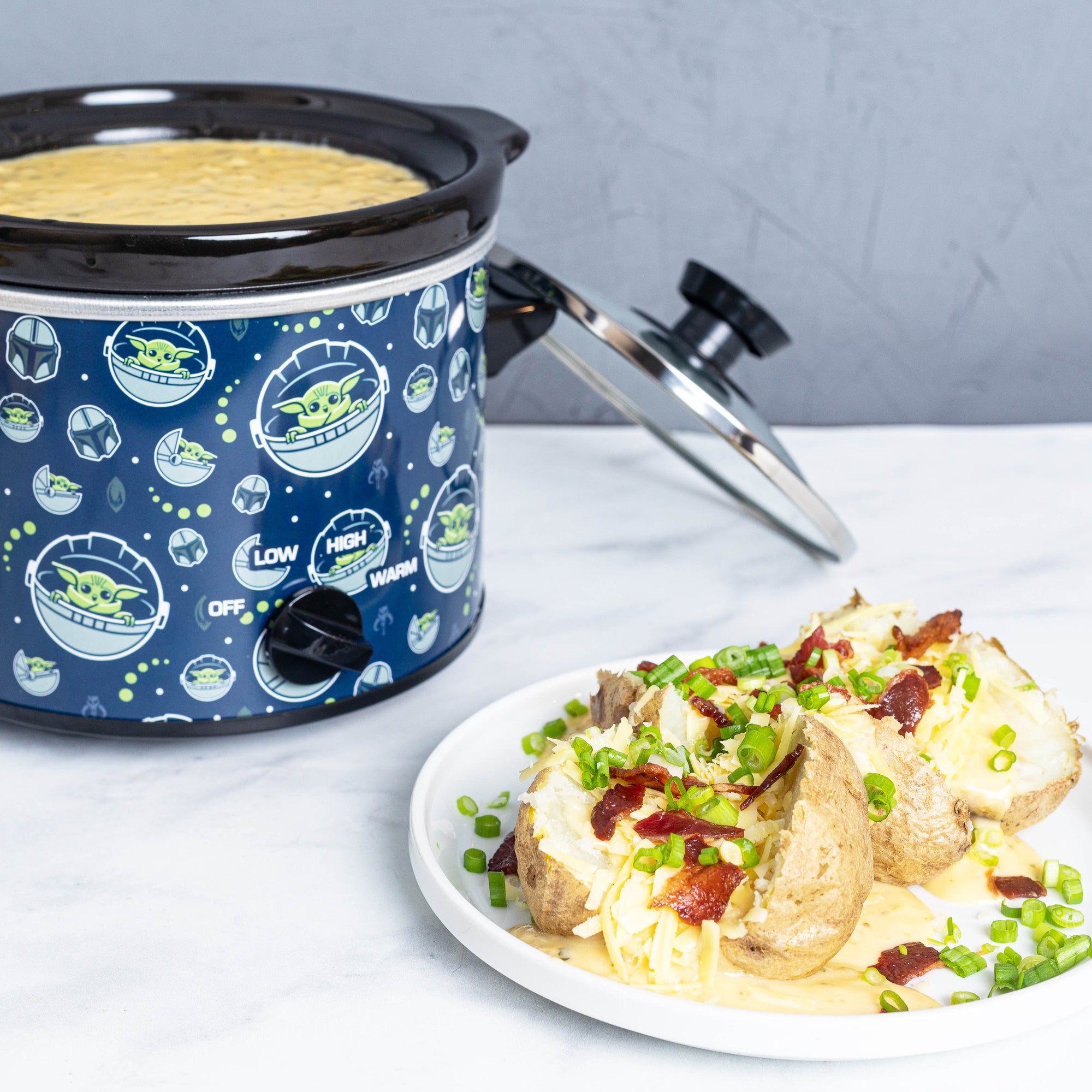 Uncanny Brands Marvel's Avengers Kawaii 2 Quart Slow Cooker