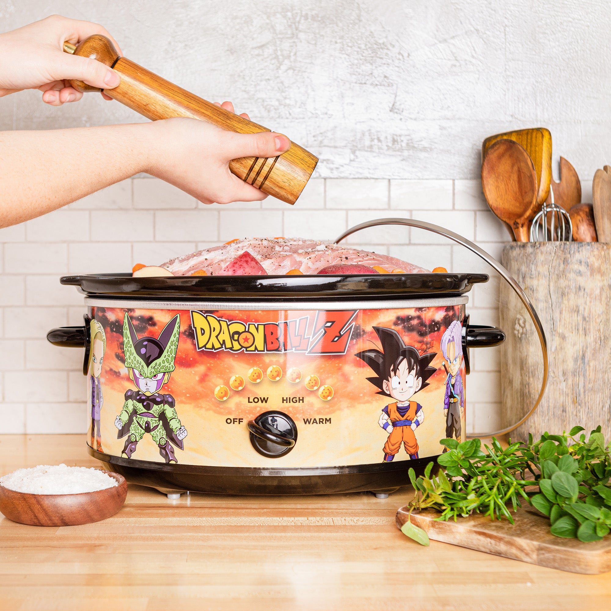 Dungeons & Dragons 2 Quart Slow Cooker - Entertainment Earth