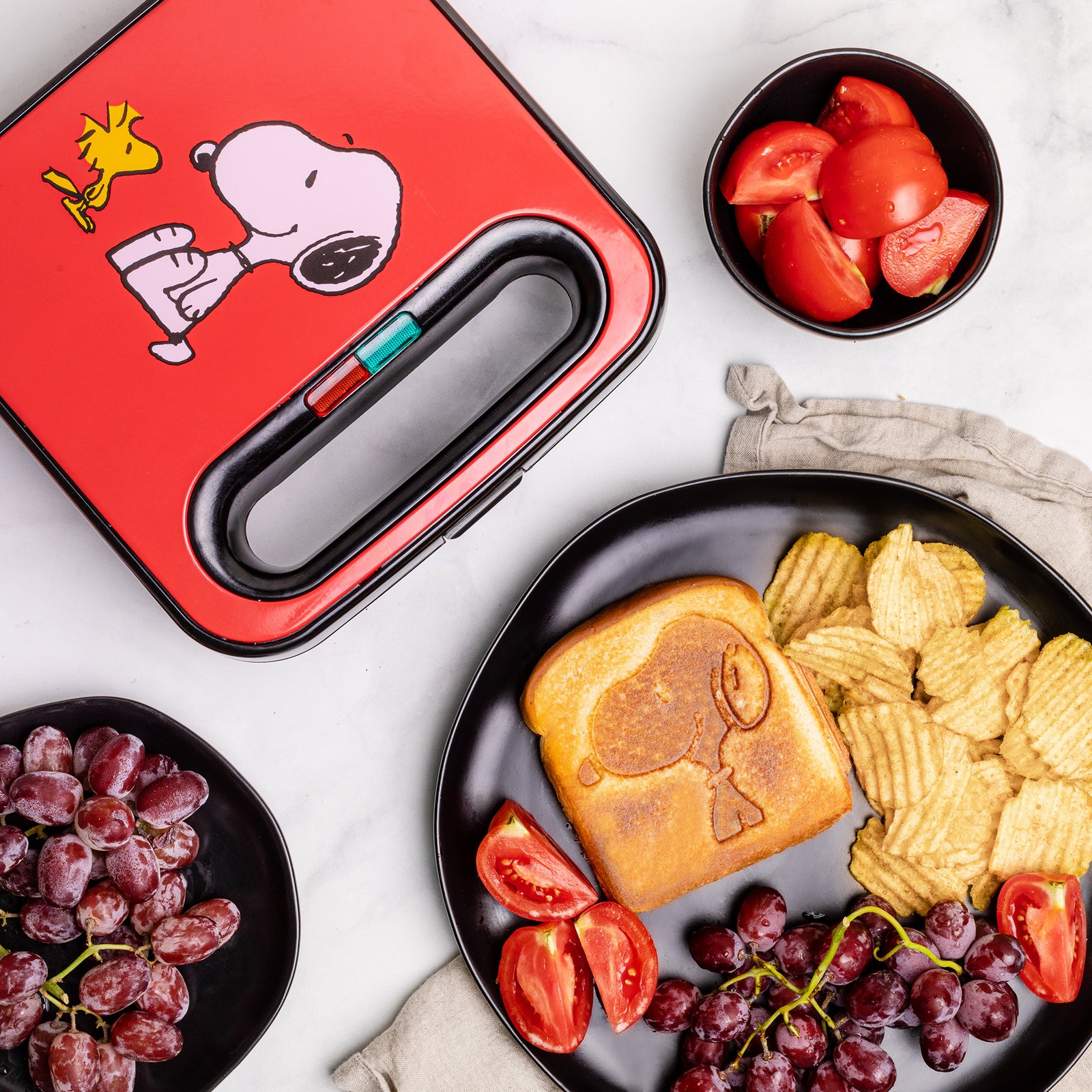 Uncanny Brands Peanuts Snoopy Two-Slice Toaster- Toasts Your Favorite  Beagle On Your Toast