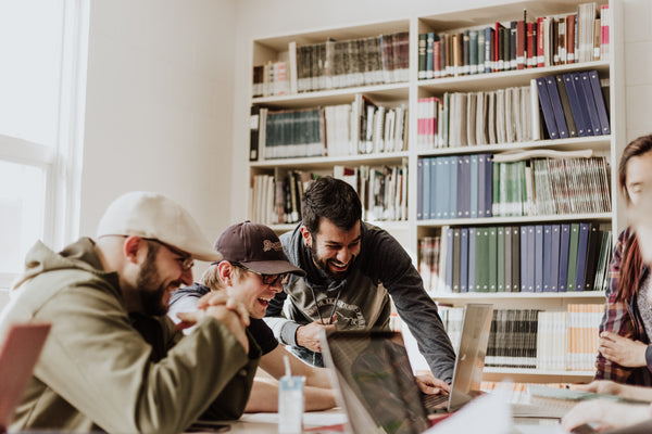 hombres riendo una plantilla de currículum vitae: asegúrese de que el correo electrónico de su currículum sea profesional