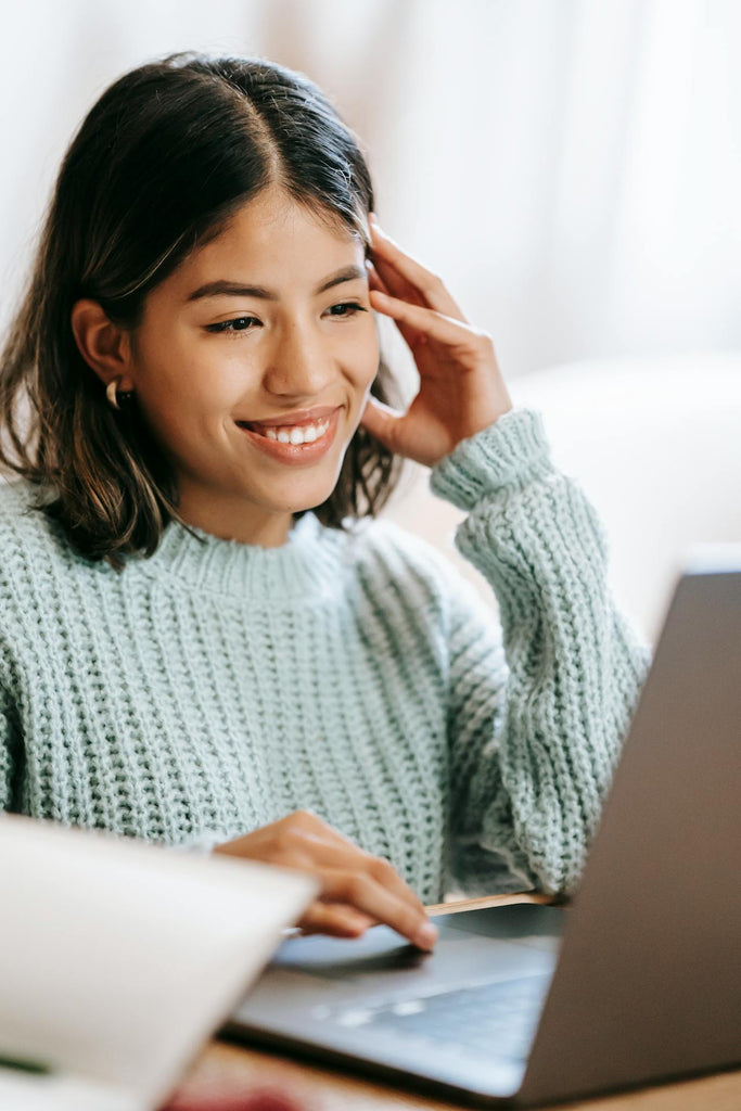 El arte del currículum | Mujer sonriendo haciendo solicitud de currículum