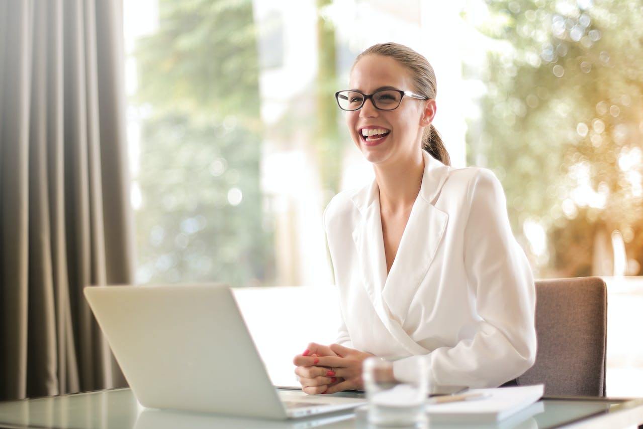 L'art du CV | Femme PDG au travail souriant