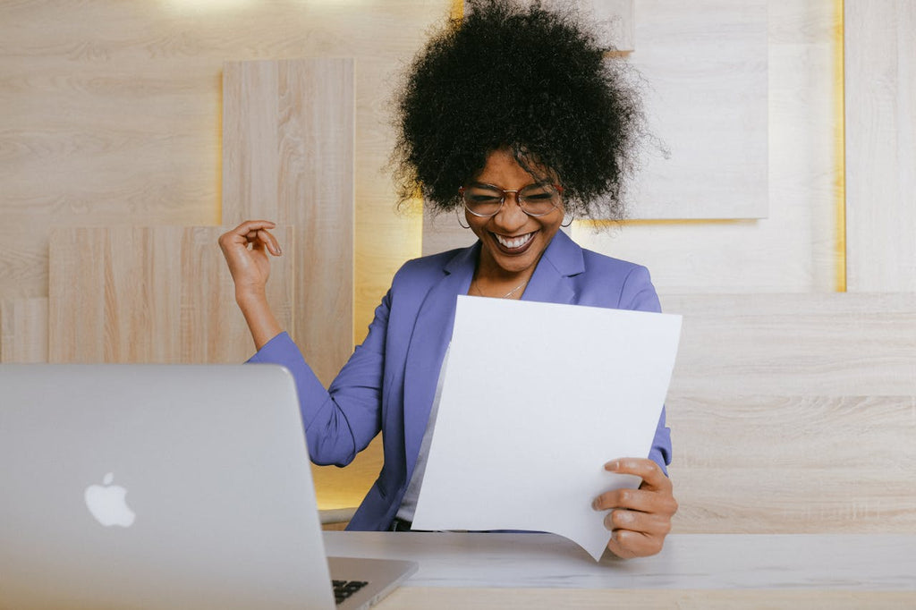 El arte del currículum | Mujer feliz con plantilla de currículum