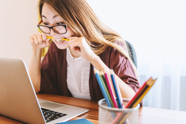 Mujer editando currículum vitae diseño de plantilla de cv en computadora