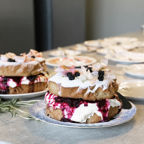 Blackberry home-baked cakes