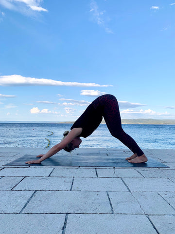 Yogini Marisa in unserer Sunset Glow Leopard Leggings