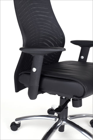 ergonomski stol z dvižnimi ročnimi opirali v črnem usnju