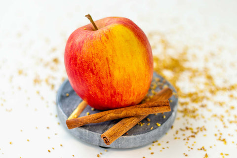 Apfel mit Zimtstangen und gerösteten Buchweizensamen