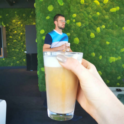 Der Gründer von Ocha-Ocha® Christopher Gogolin steht in einer Tasse mit Apfel Chai-Latte mit Zimt. Es handelt sich um eine optische Täuschung. 