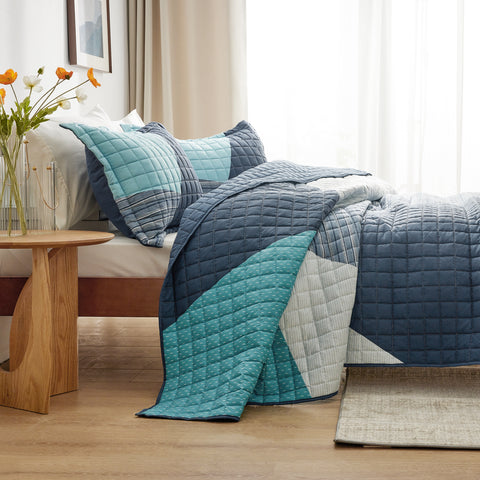 Blue, Teal & White Bedsure Quilt Set with Geometric Pattern in bedroom