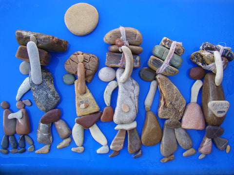 Refugees walking made with pebbles.  Nizar Ali Bedr