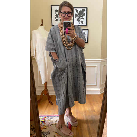 New-York_caftan_v-neck_grey_strip_monochromatic_pockets_Turkish_cotton_front_small