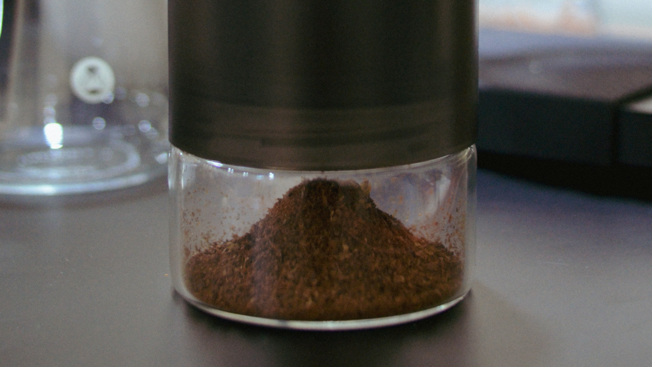 Café Sabora - Moler el café justo antes de prepararlo y hacerlo en el grado  de molienda adecuado a la cafetera que vas a utilizar es básico para  conseguir una gran taza