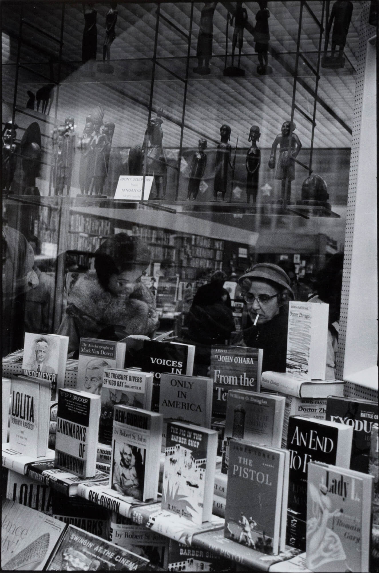 Bookstore on Fifth Avenue, New York City - Inge Morath | FFOTO
