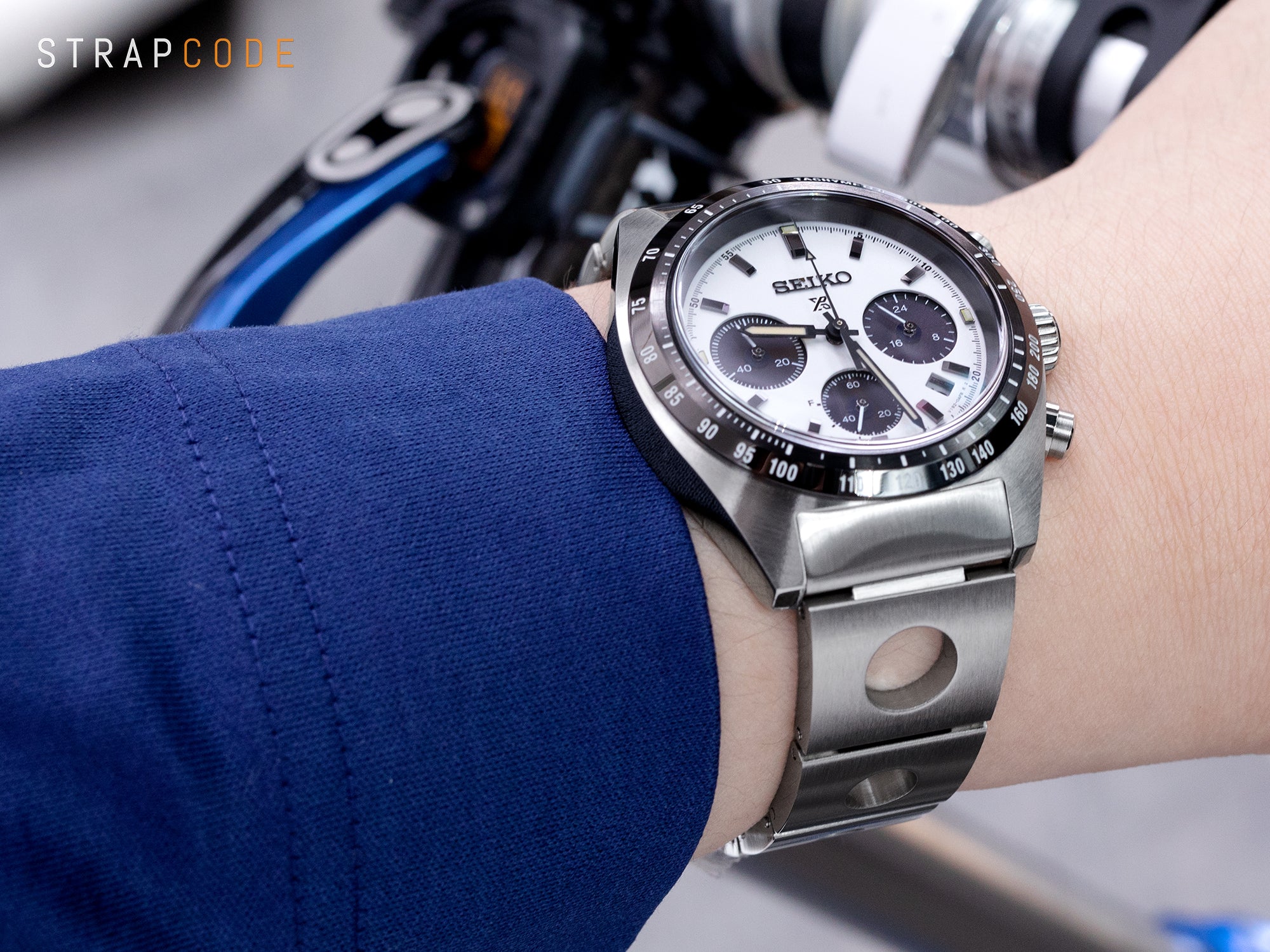 Travel with your watch Seiko Speedtimer Panda chronograph SSC813 by Strapcode watch bands