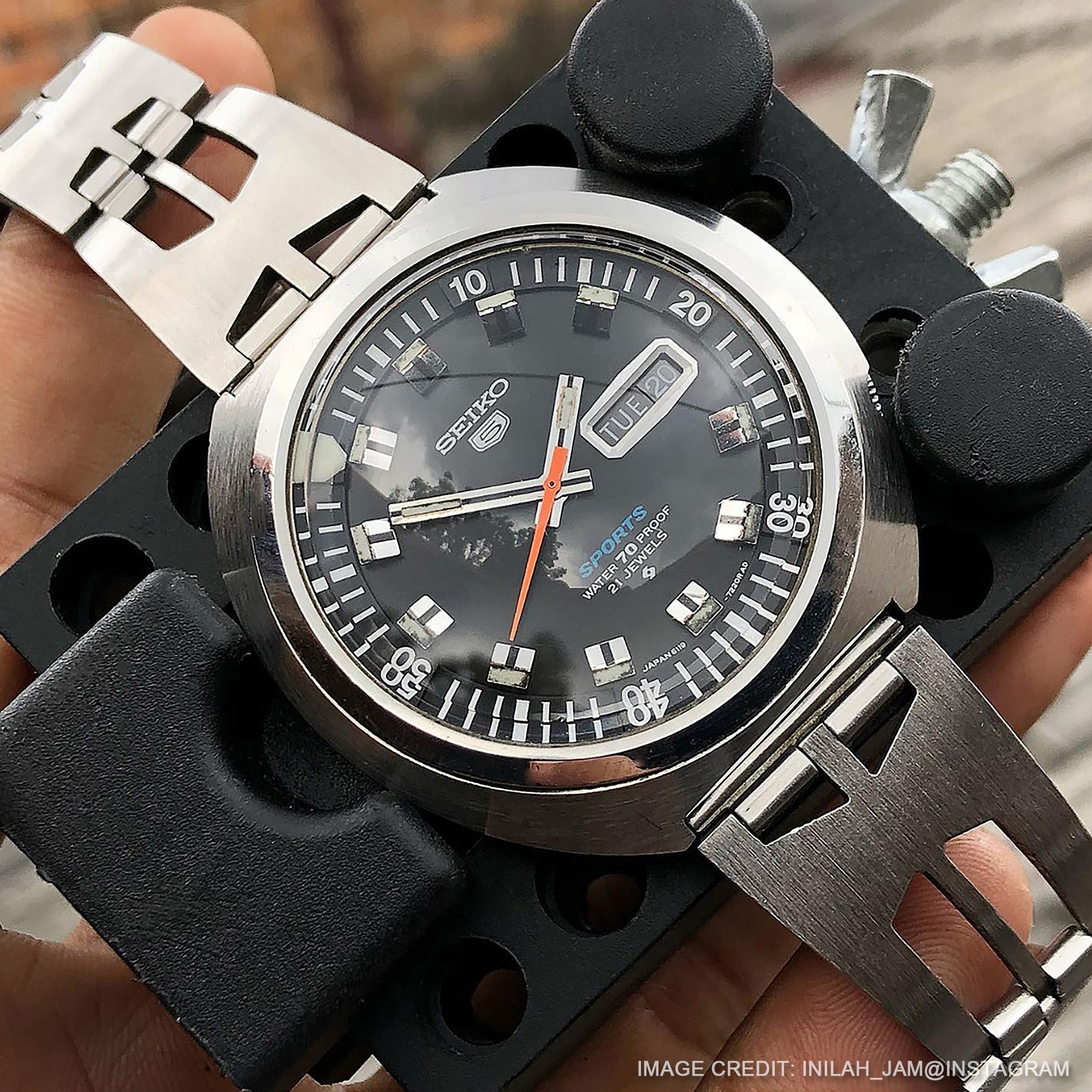 The original rally bracelet of the Seiko Diver UFO Black Dial 6119-7160 watch by Strapcode 