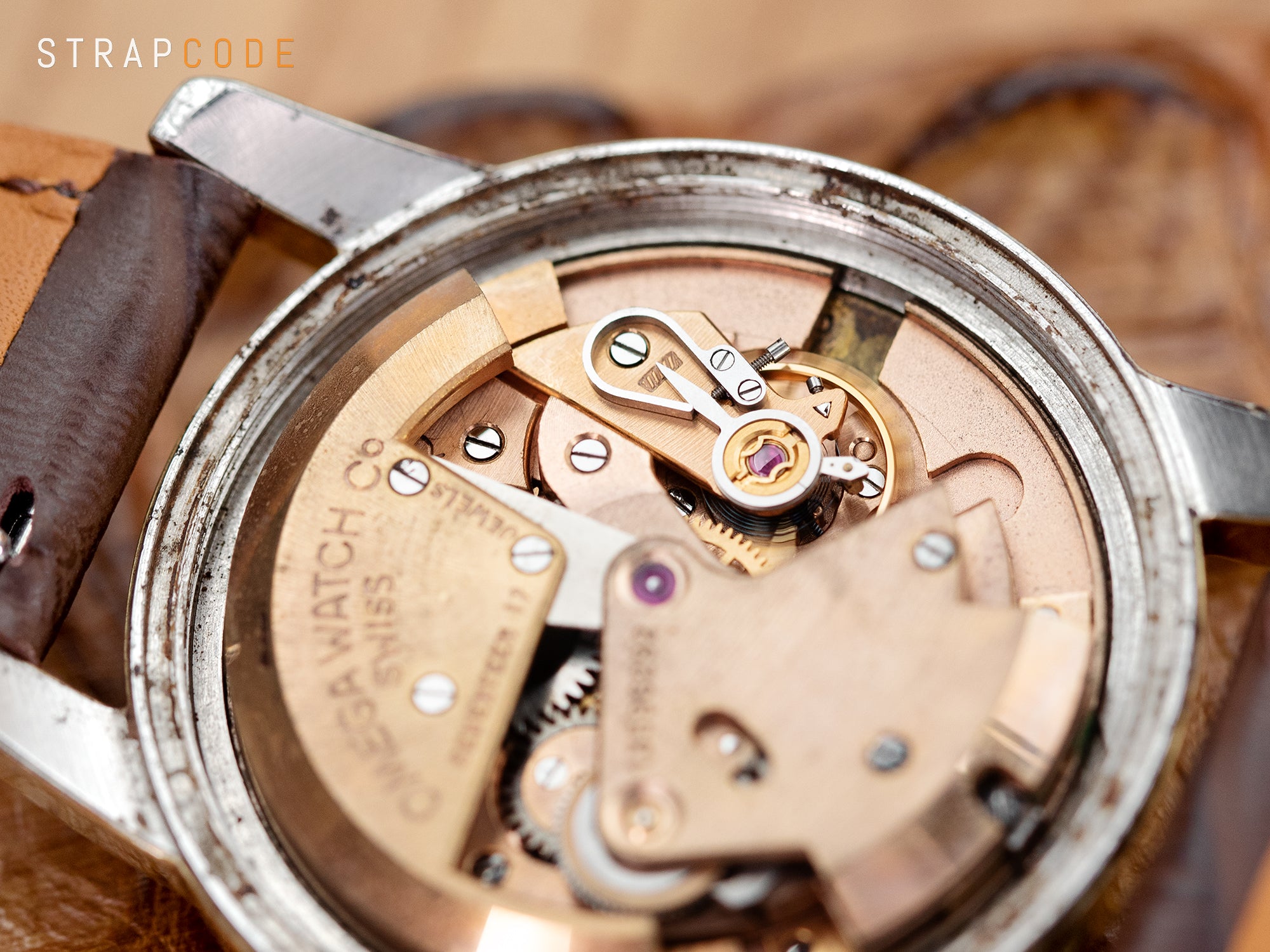 The regulator and the balance wheel, essential components of the Omega 354 bumper movement.