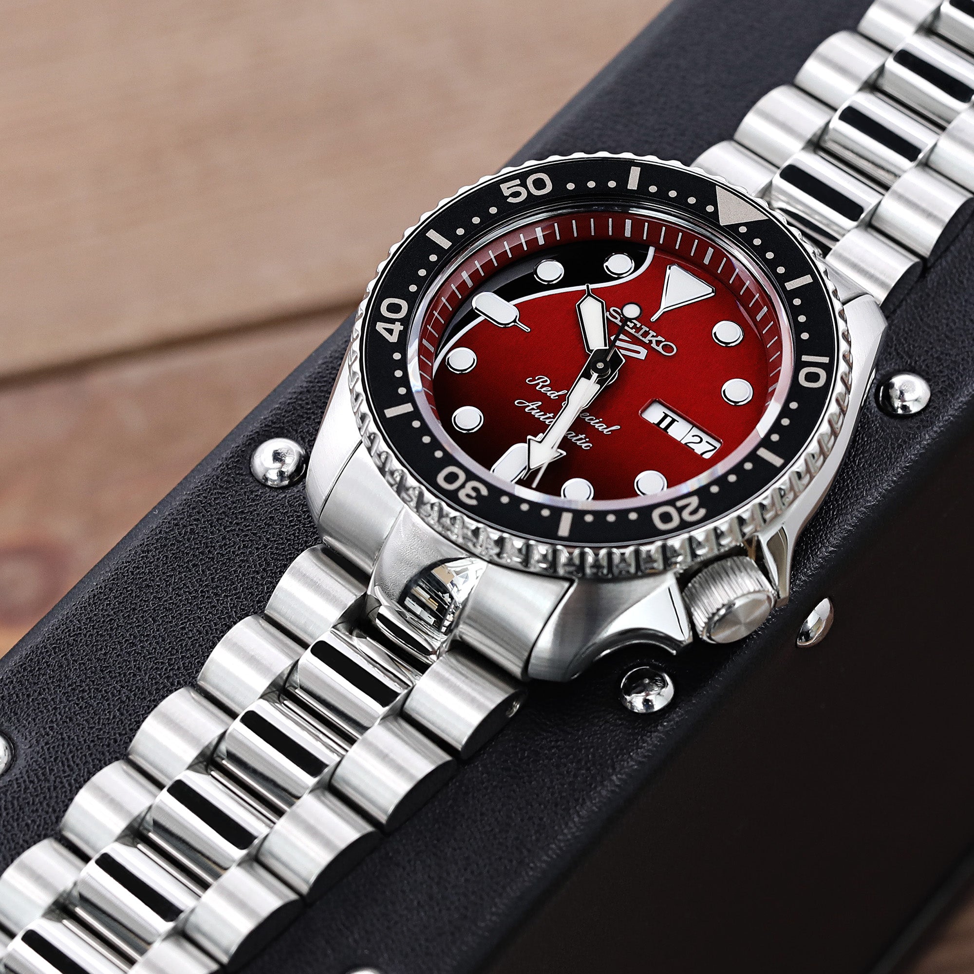 Rekvisitter Figur median Seiko 5 Sports X Brian May “The Red Special” SRPE83 LE | Strapcode