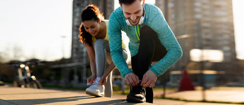 Fröhlich Joggen: Laufschuhe schließen