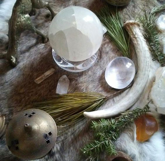items for a winter solstice altar with link to more ideas