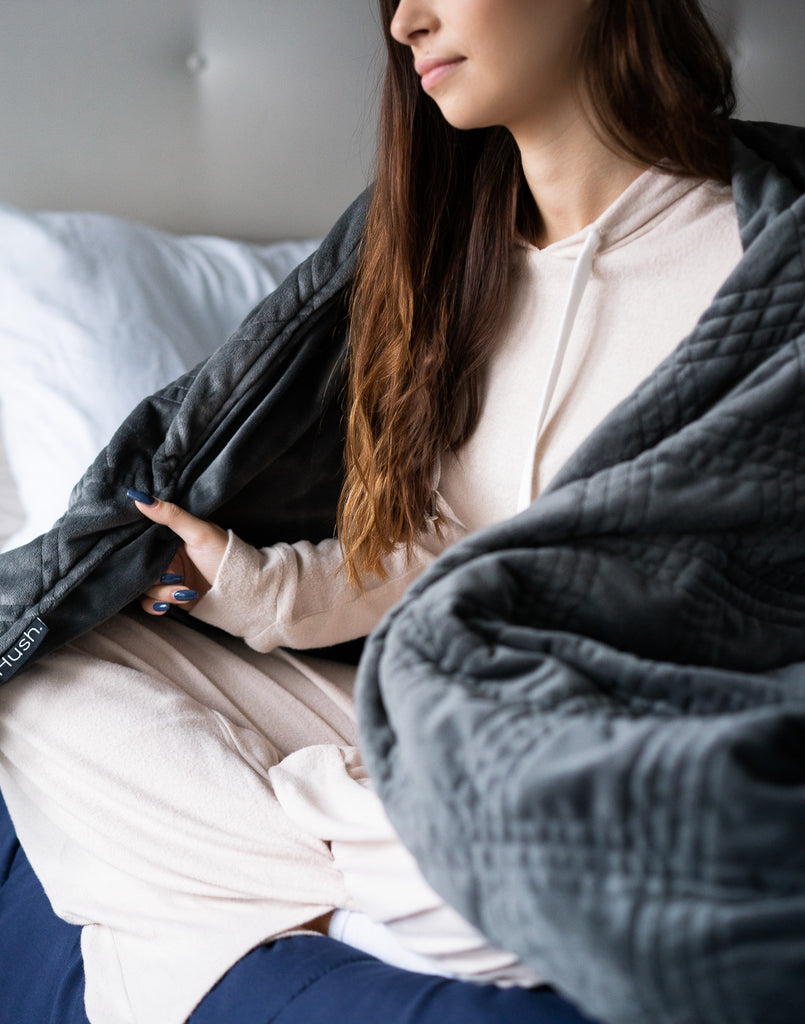 fille utilisant une couverture pondérée