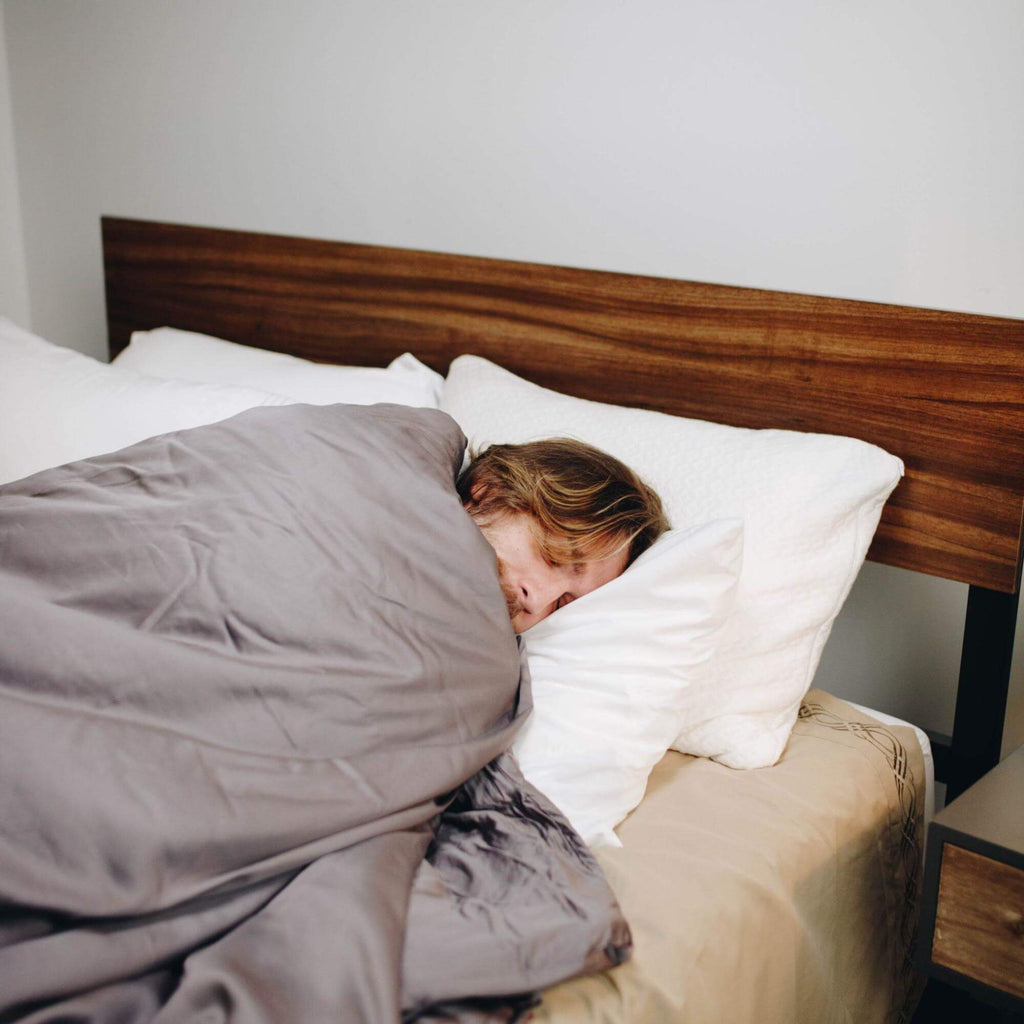 waking up tired: Man sleeping with a weighted blanket